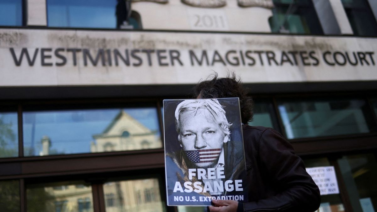 Assange může být vydán do USA, rozhodl britský soud